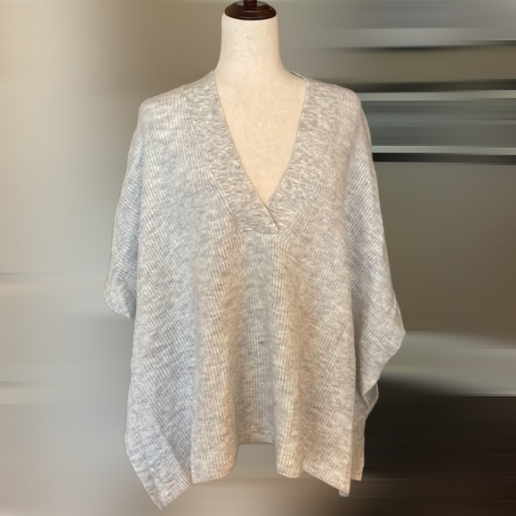 Loft Knit Wrap/Poncho Light Gray M/L - Picture 1 of 6